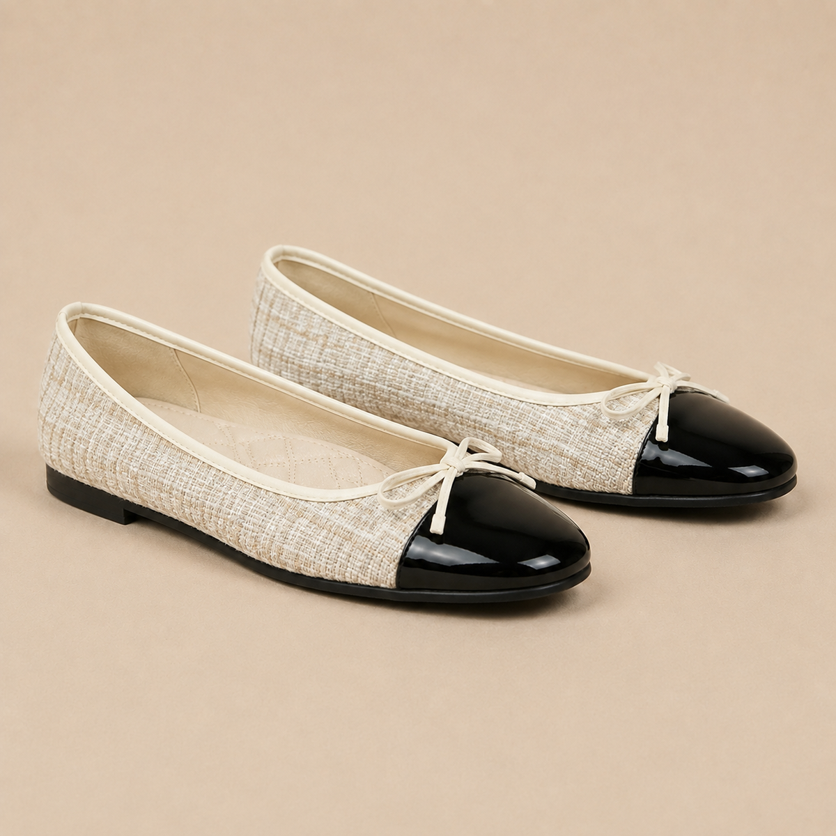 Wit geweven ballerina voor dames met zwarte lakneus en strik