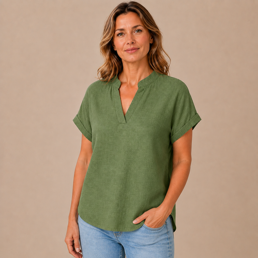 Groene dames V-hals blouse met korte mouwen vanuit driekwart aanzicht