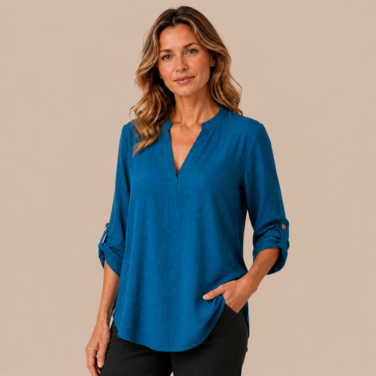 Blauwe dames V-hals blouse met oprolbare mouwen in driekwart aanzicht