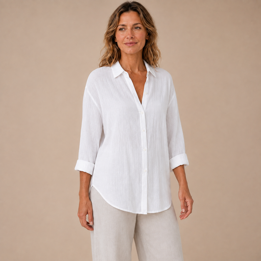Witte lange dames blouse in driekwart aanzicht