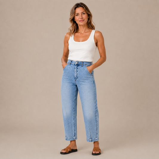 Jeans Dames Loose Fit - Spijkerbroek met Rechte Pijp en Cropped Lengte in blauw – driekwartaanzicht op beige studioachtergrond