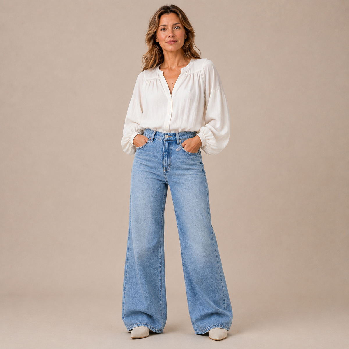 Jeans Dames Wide Leg - High Waist Spijkerbroek met Rechte Wijde Pijp in babyblauw – lifestylebeeld op beige studioachtergrond
