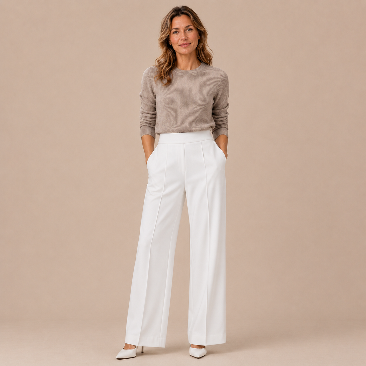 Pantalon dames wijd – hoge taille broek met plooien en rechte pijp in wit – vooraanzicht op beige studioachtergrond