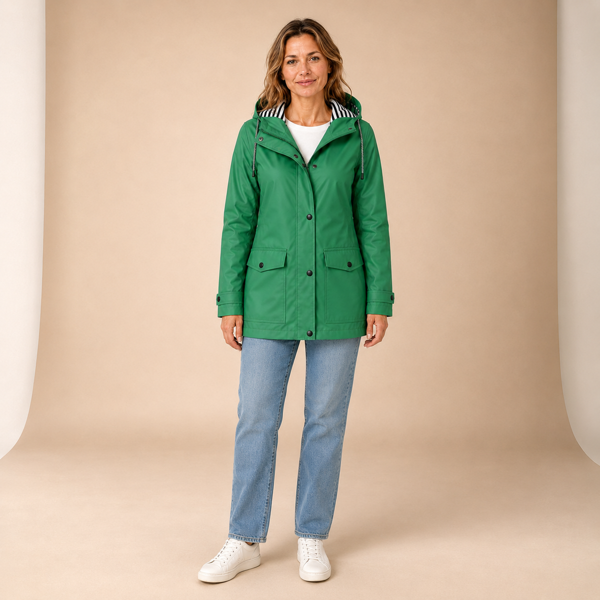 Getailleerde groene regenjas dames met capuchon en gestreepte voering