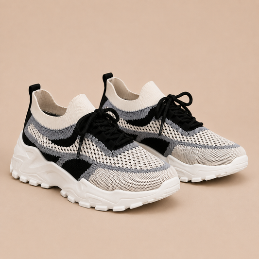 Sneakers dames chunky – lage mesh schoenen met veters en platformzool in wit – zijaanzicht op beige studioachtergrond