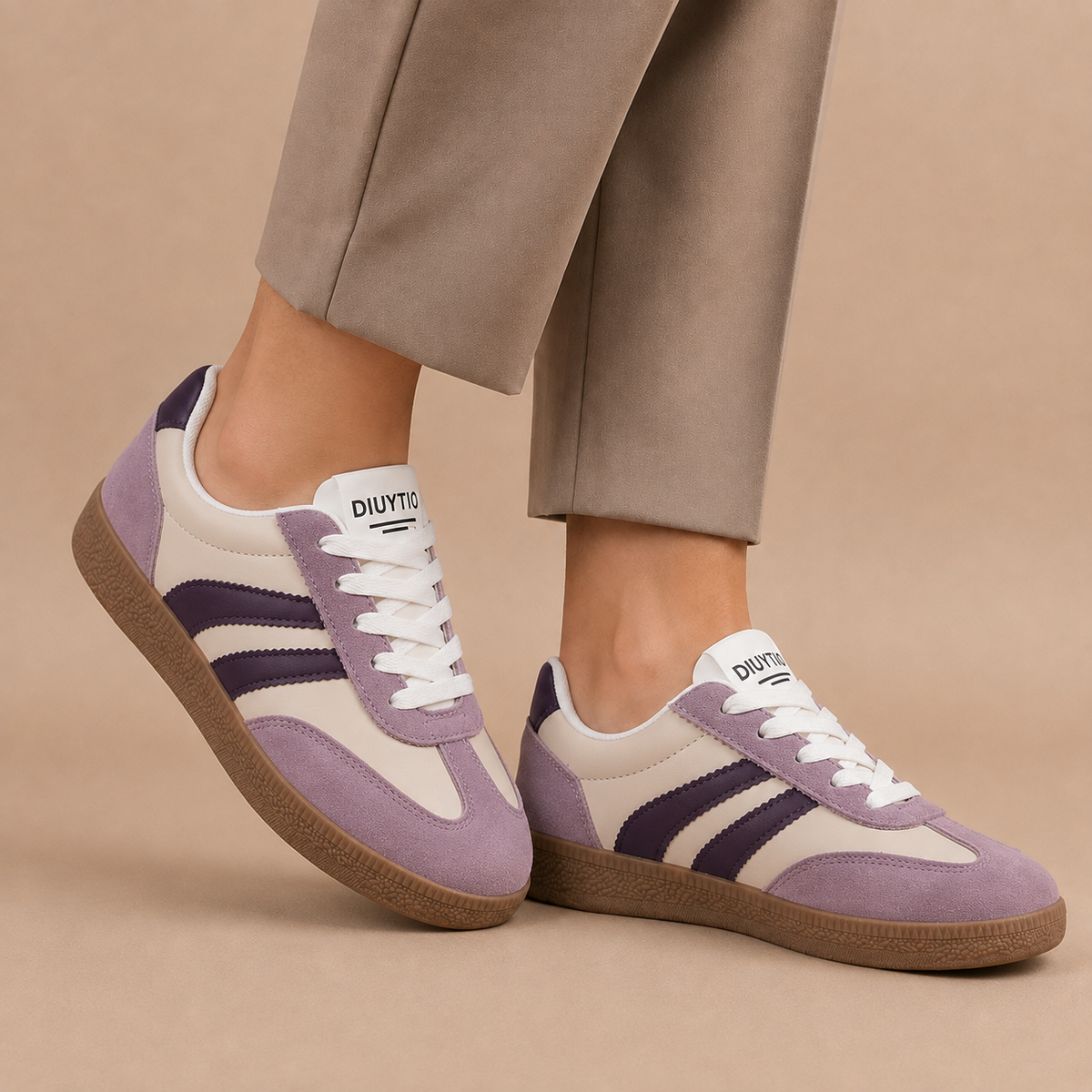 Lila en crèmekleurige retro damessneakers met paarse strepen en bruine zool.