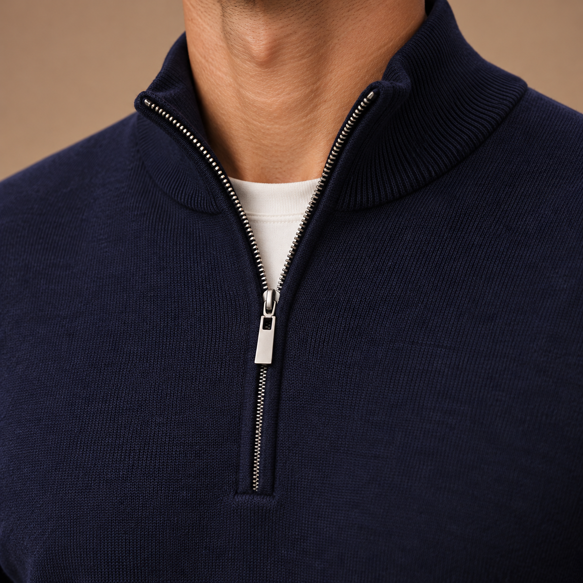 Marineblauwe herenpullover – detail van kraag en halve rits
