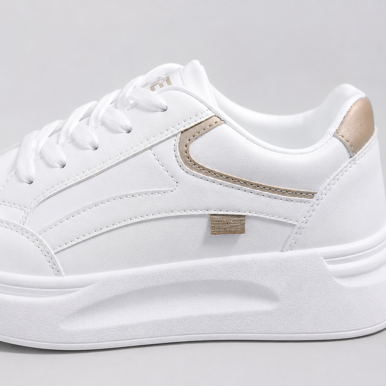 Sneakers dames met verhoogde zool en veters – detailaanzicht