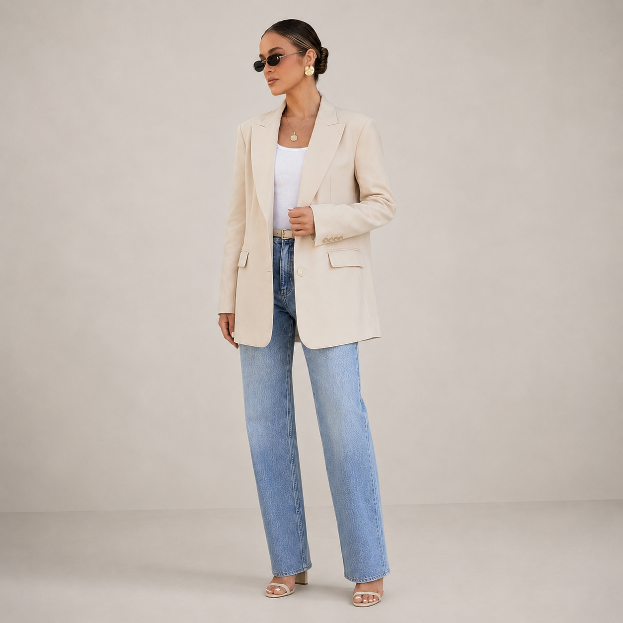 Blazer Dames Beige – Lange Colbert met Knopen en Zakken – productaanzicht 3