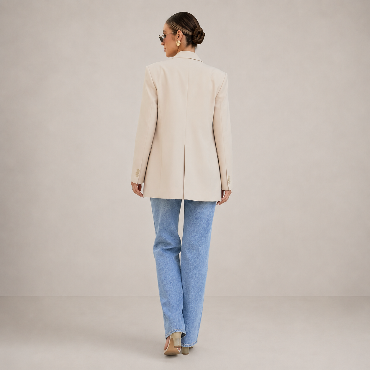 Blazer Dames Beige – Lange Colbert met Knopen en Zakken – productaanzicht 4