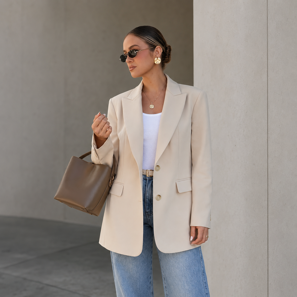 Blazer Dames Beige – Lange Colbert met Knopen en Zakken – productaanzicht 5
