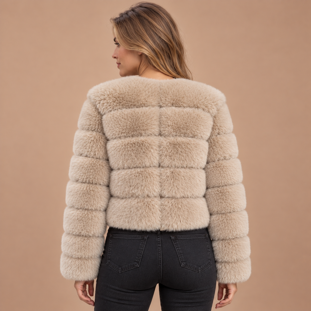 Lichtbeige faux fur jas voor dames met lange mouwen – achteraanzicht