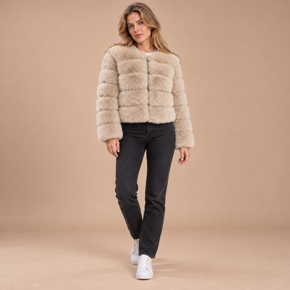 Lichtbeige faux fur jas voor dames met lange mouwen – volledige outfit