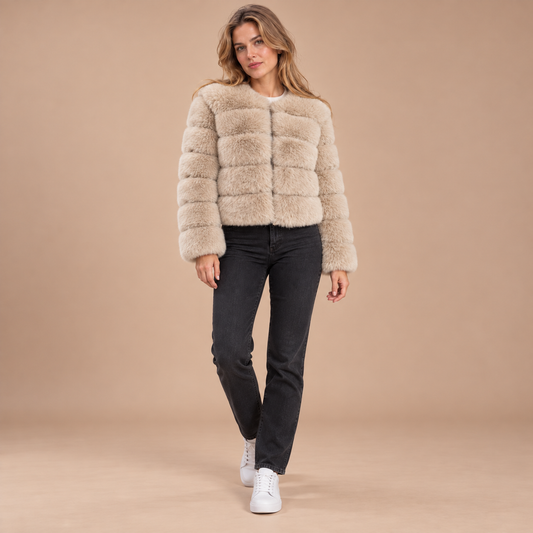 Lichtbeige faux fur jas voor dames met lange mouwen – volledige outfit