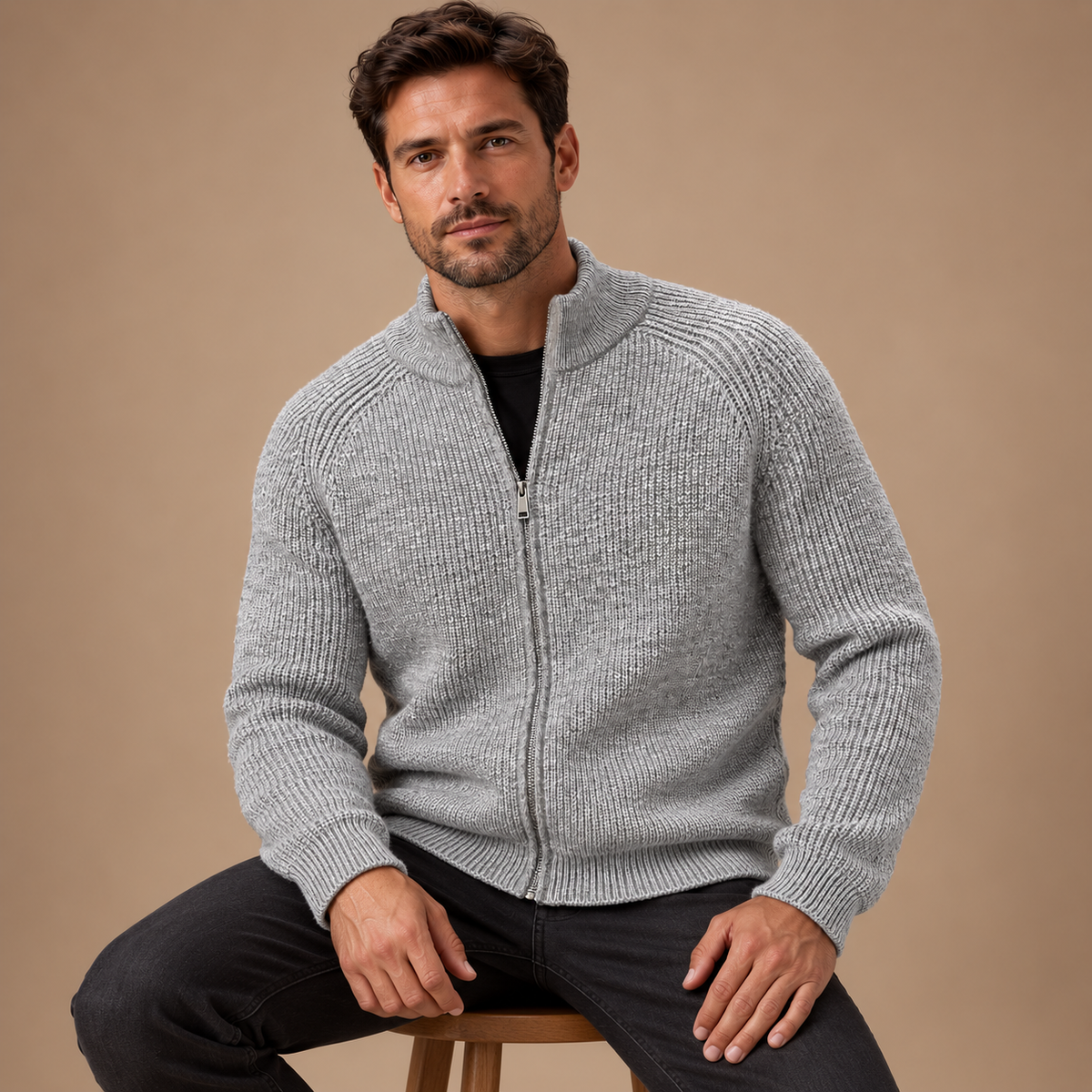 Gebreid Vest Heren – Opstaande Kraag en Rits – Grey – zittend