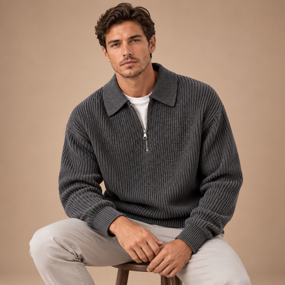 Gebreide Polotrui Heren – Korte Rits en Ribstructuur – Dark Gray – zittend