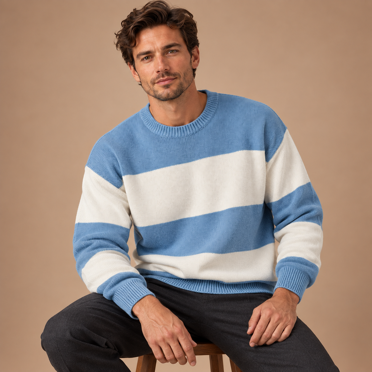 Gestreepte Trui Heren – Ronde Hals en Ruime Pasvorm – Light Blue – zittend