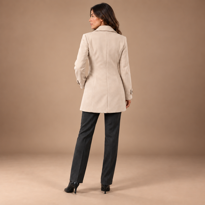 Getailleerde Mantel Dames – Revers en Knoopdetails – Apricot – achteraanzicht