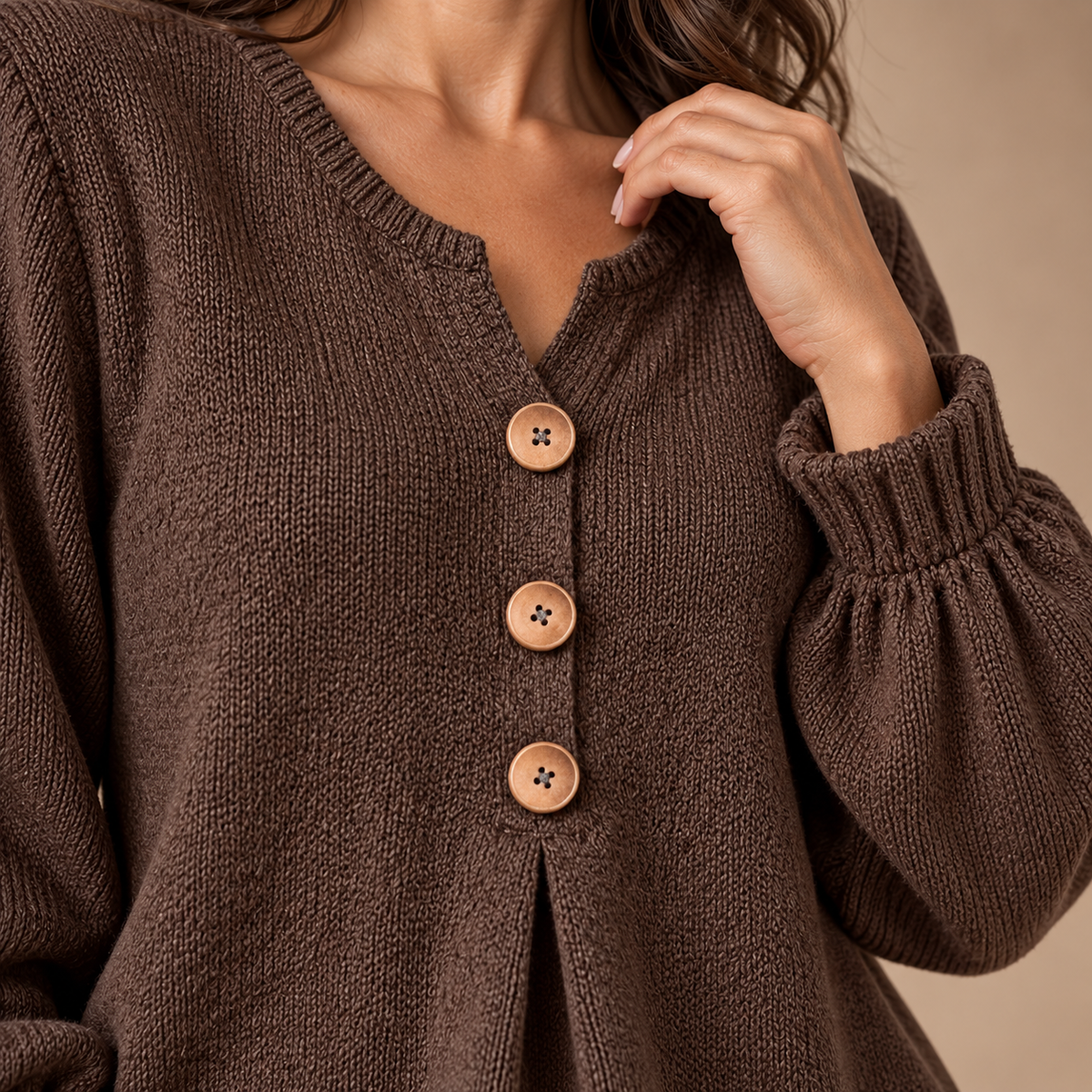 Henley Top Dames – Houten Knopen en Plooien – Coffee Color – detail