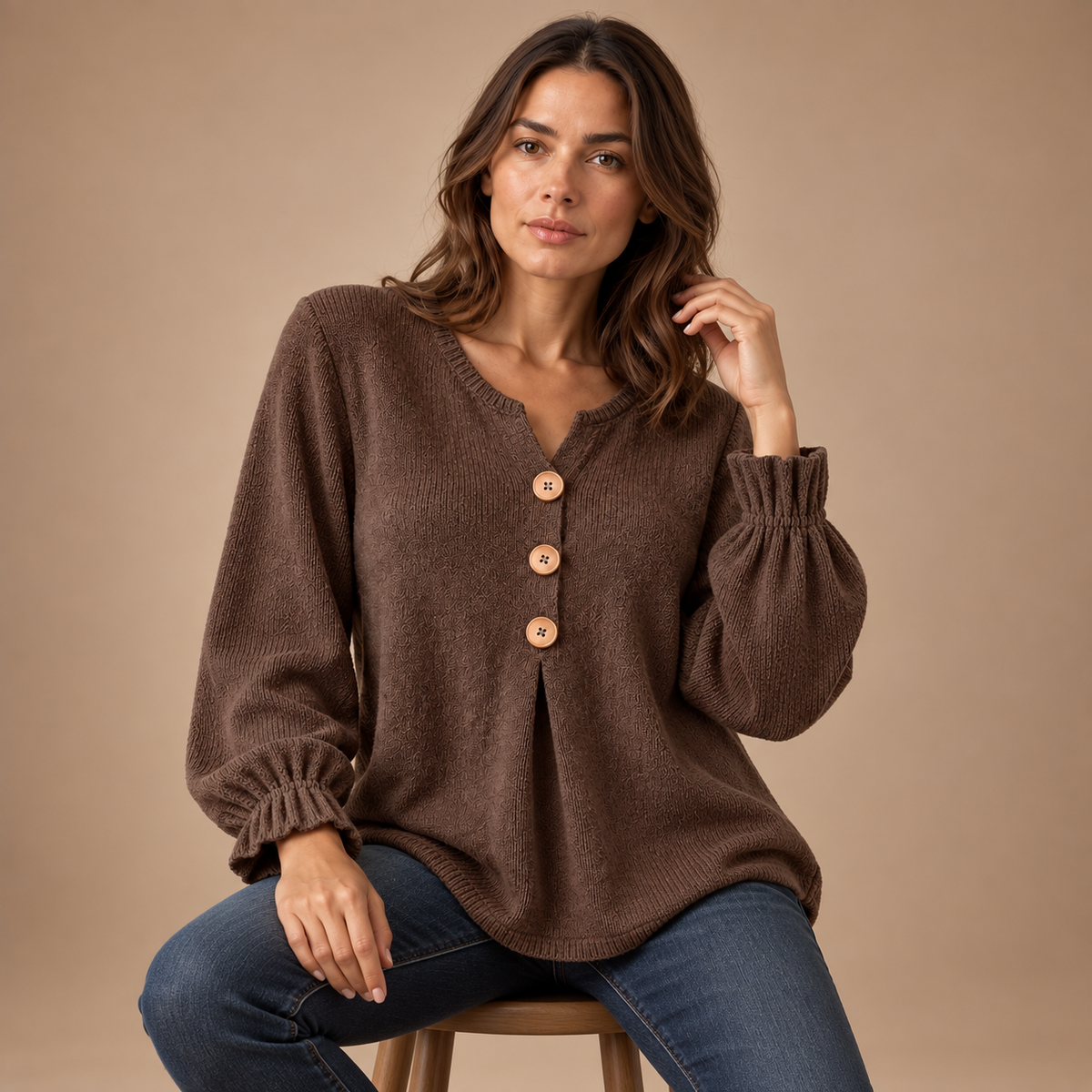Henley Top Dames – Houten Knopen en Plooien – Coffee Color – zittend