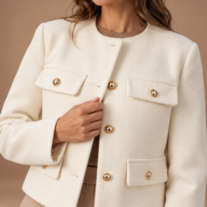 Kort Jasje Dames – Ronde Hals en Gouden Knopen – Milky – detail