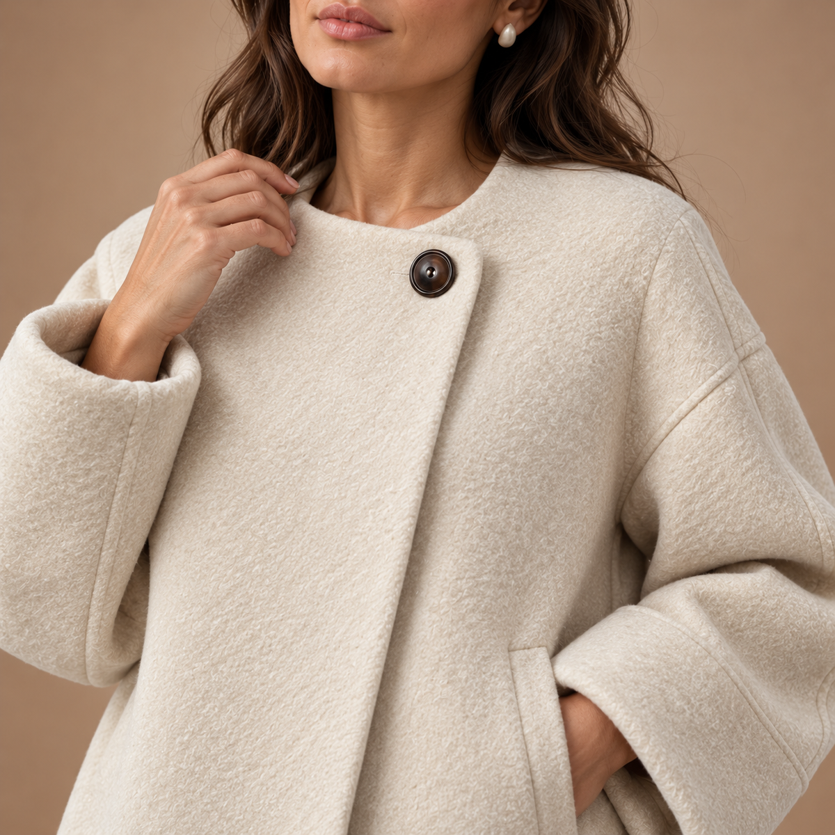 Korte Mantel Dames – Ruime Pasvorm en Ronde Hals – Apricot – detail