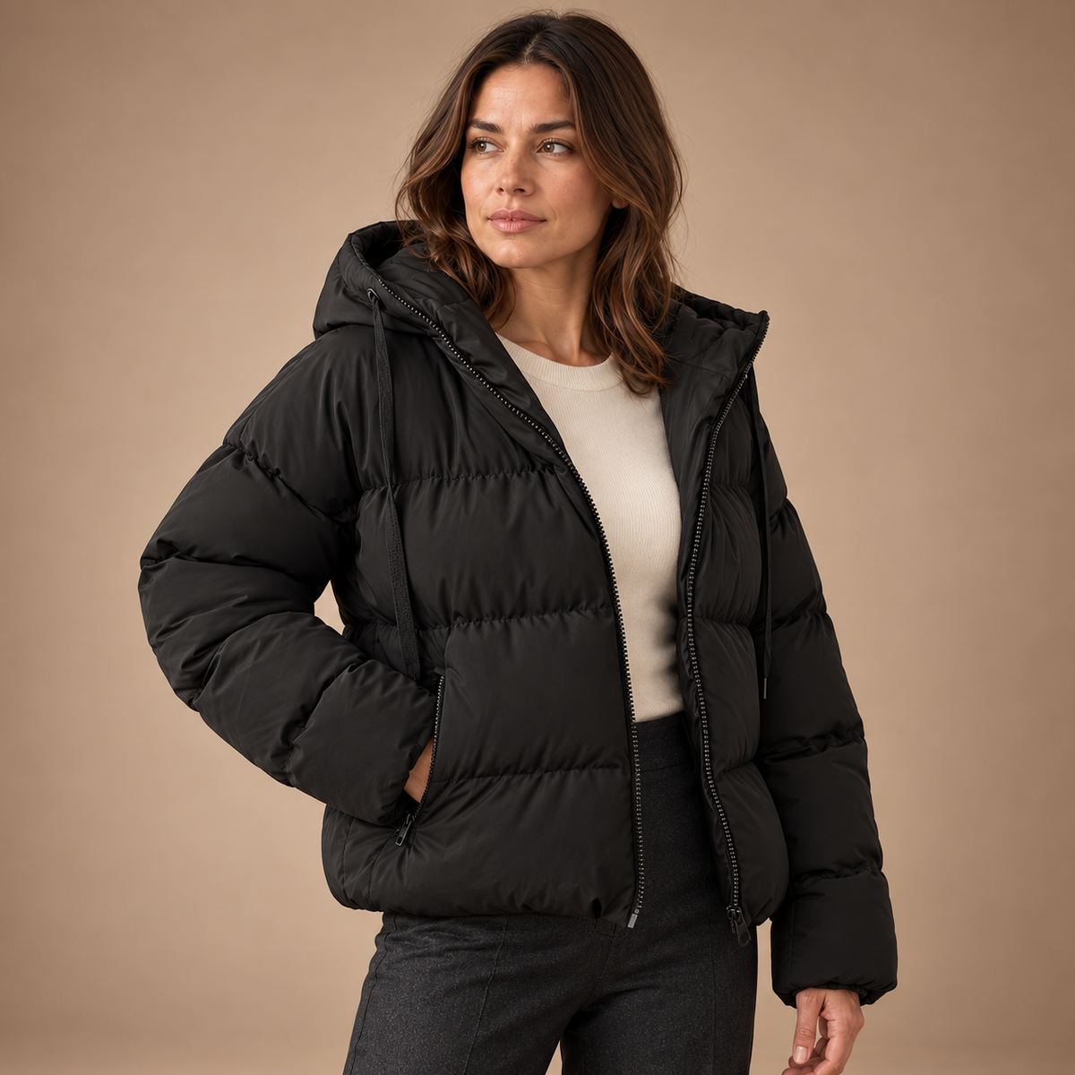 Korte Pufferjas Dames – Capuchon en Rits – Black – driekwart