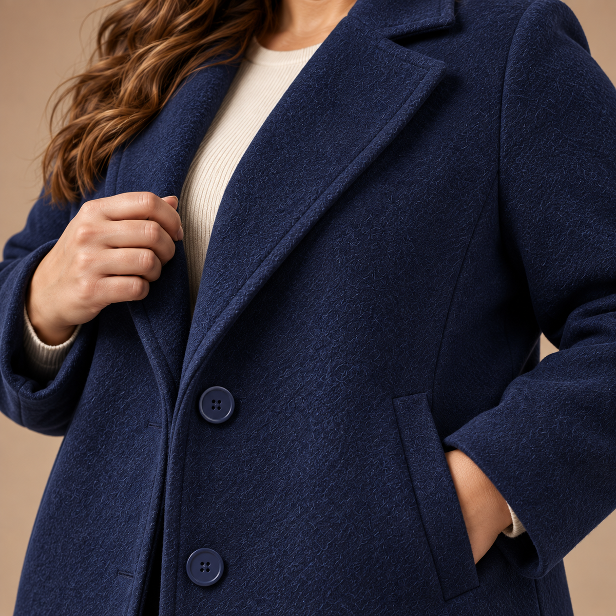Lange Mantel Dames Grote Maten – Revers en Knopen – Navy Color – detail