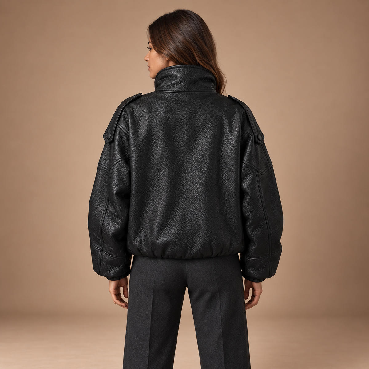 Oversized bikerjack dames in zwart – achteraanzicht van de ruime pasvorm