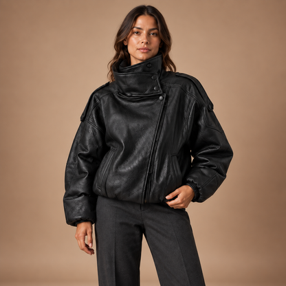 Oversized bikerjack dames in zwart – vooraanzicht met hoge kraag en asymmetrische rits