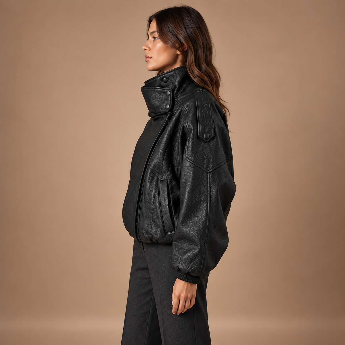 Oversized bikerjack dames in zwart – zijaanzicht met schouderdetail