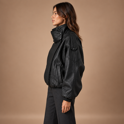 Oversized bikerjack dames in zwart – zijaanzicht met schouderdetail