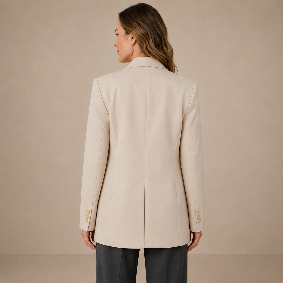 Achteraanzicht van de beige damesblazer met lange mouwen