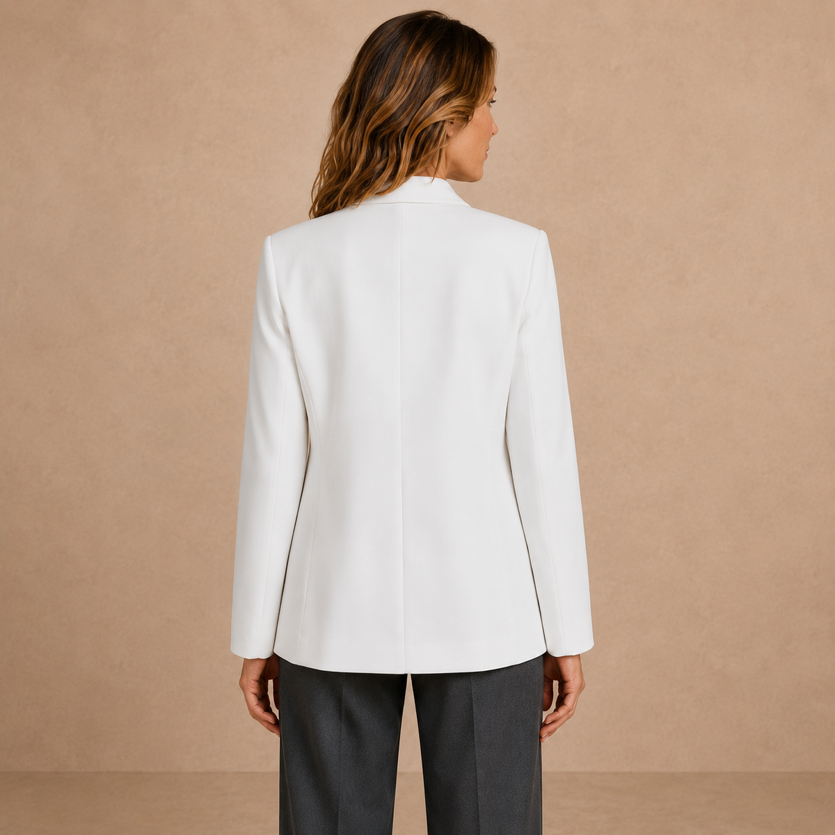 Achteraanzicht van de witte damesblazer met lange mouwen