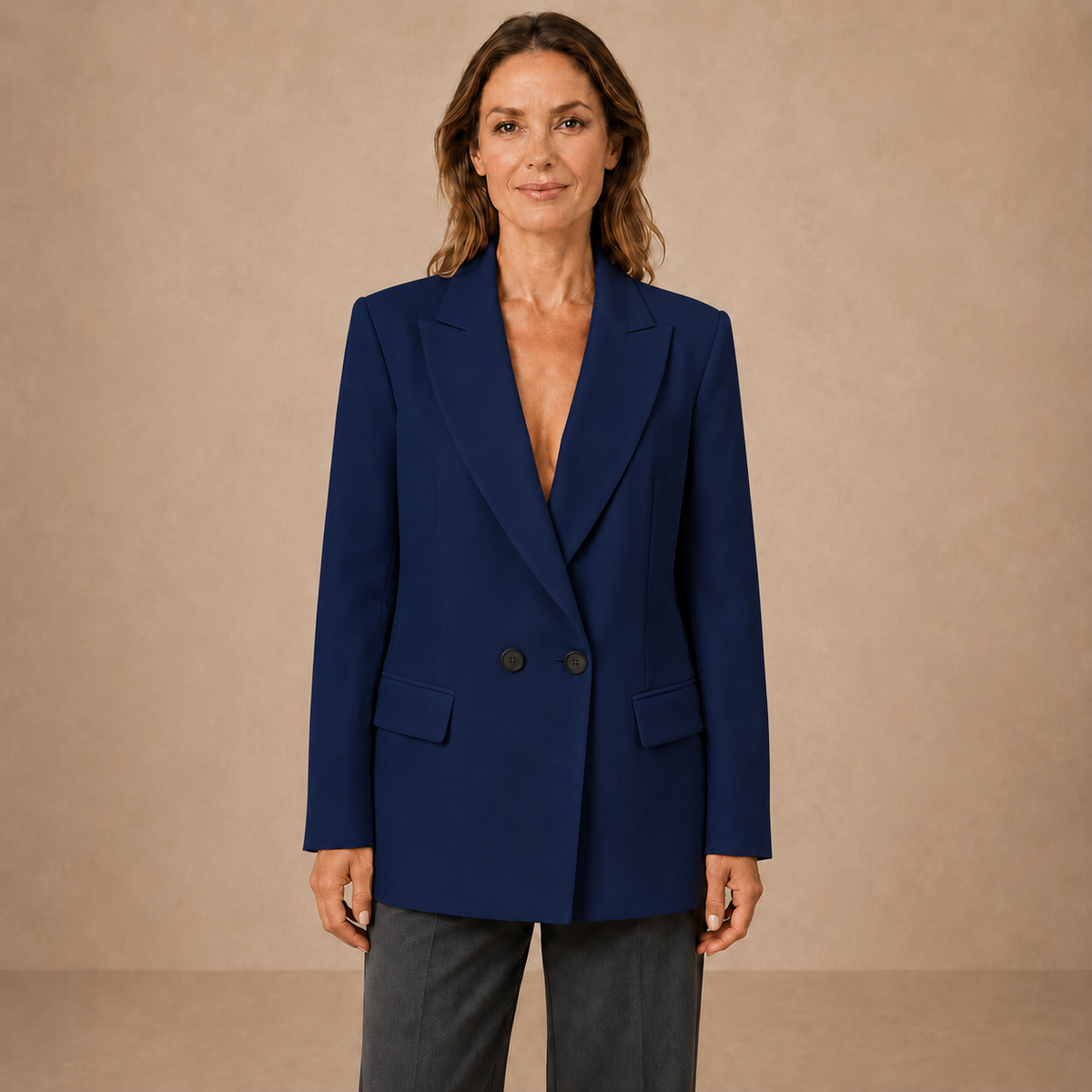 Donkerblauwe double-breasted damesblazer met donkere knopen, vooraanzicht op een model