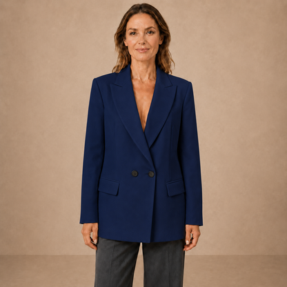 Donkerblauwe double-breasted damesblazer met donkere knopen, vooraanzicht op een model