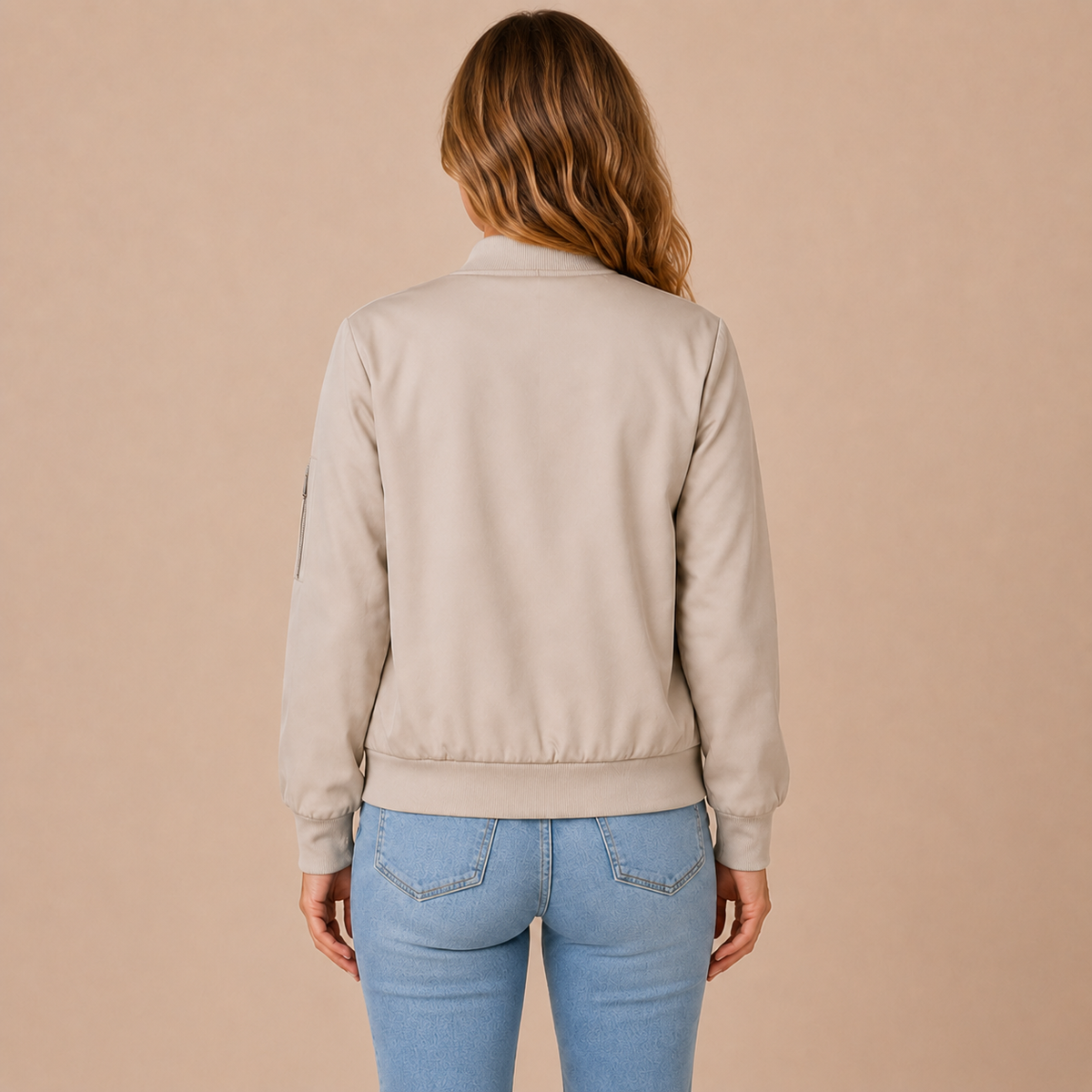 Bomberjack dames casual – korte tussenjas met rits en mouwzak in khaki – achteraanzicht op beige studioachtergrond