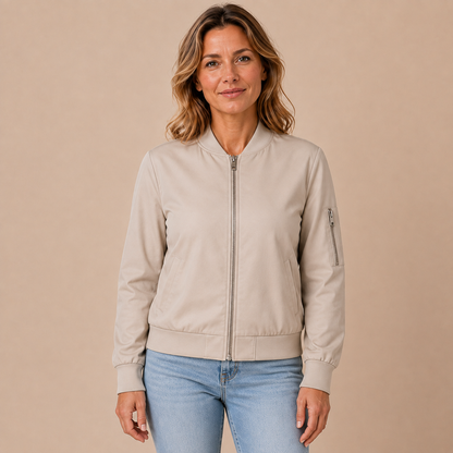 Bomberjack dames casual in khaki – vooraanzicht op beige studioachtergrond
