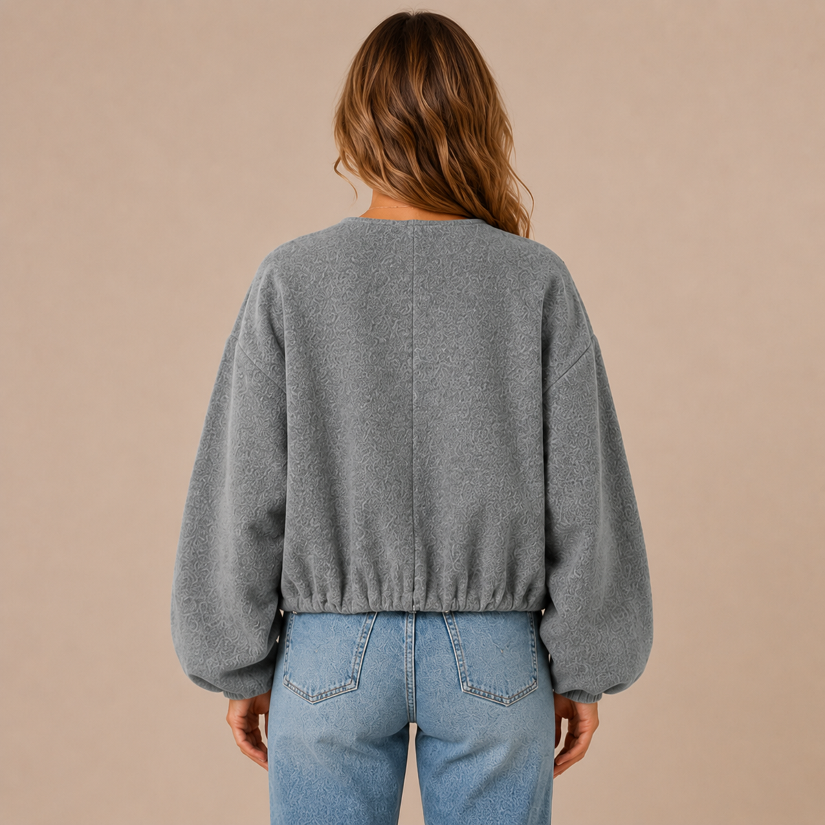 Achteraanzicht van grijs oversized bomberjack dames