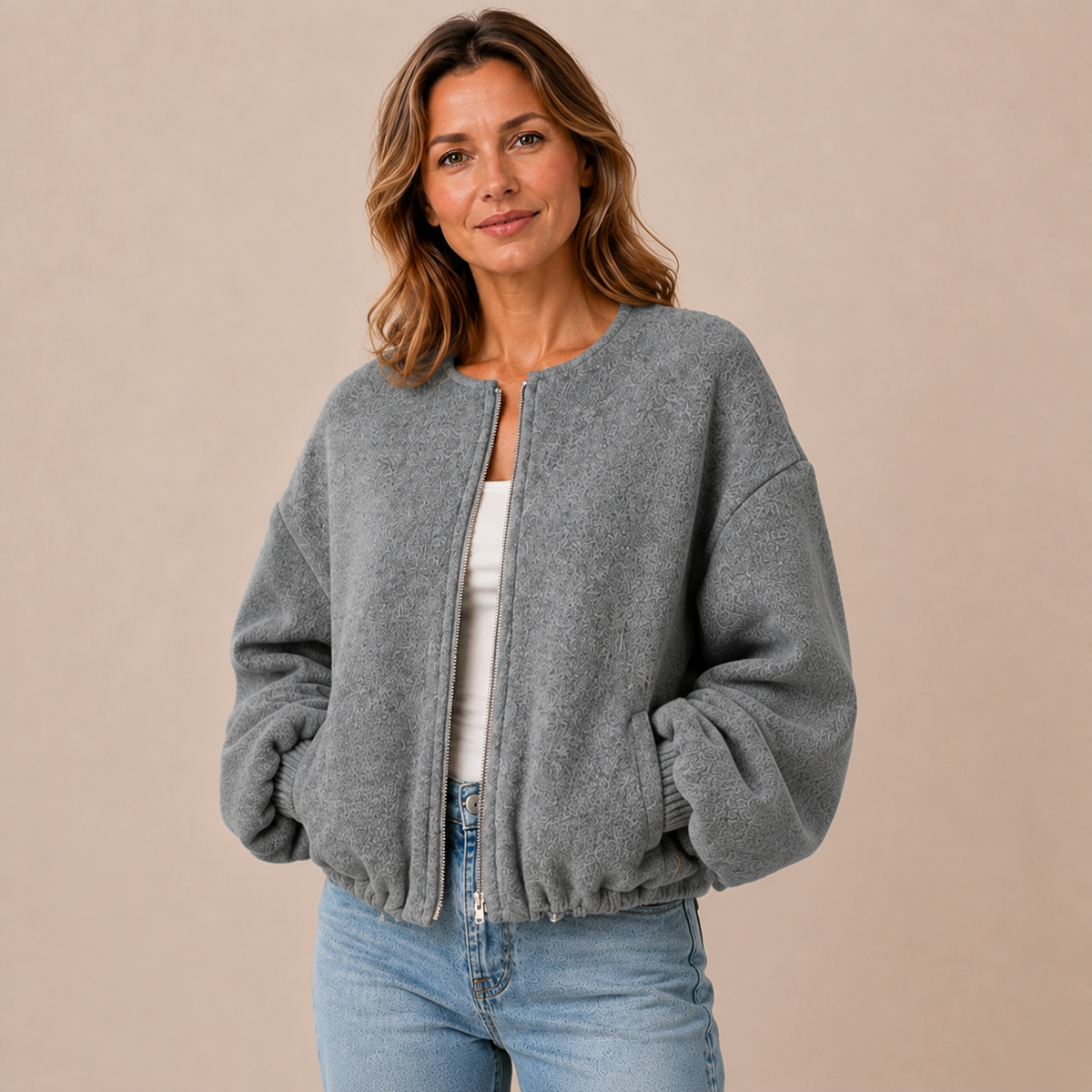 Grijs oversized bomberjack dames gedragen in een moderne citylook