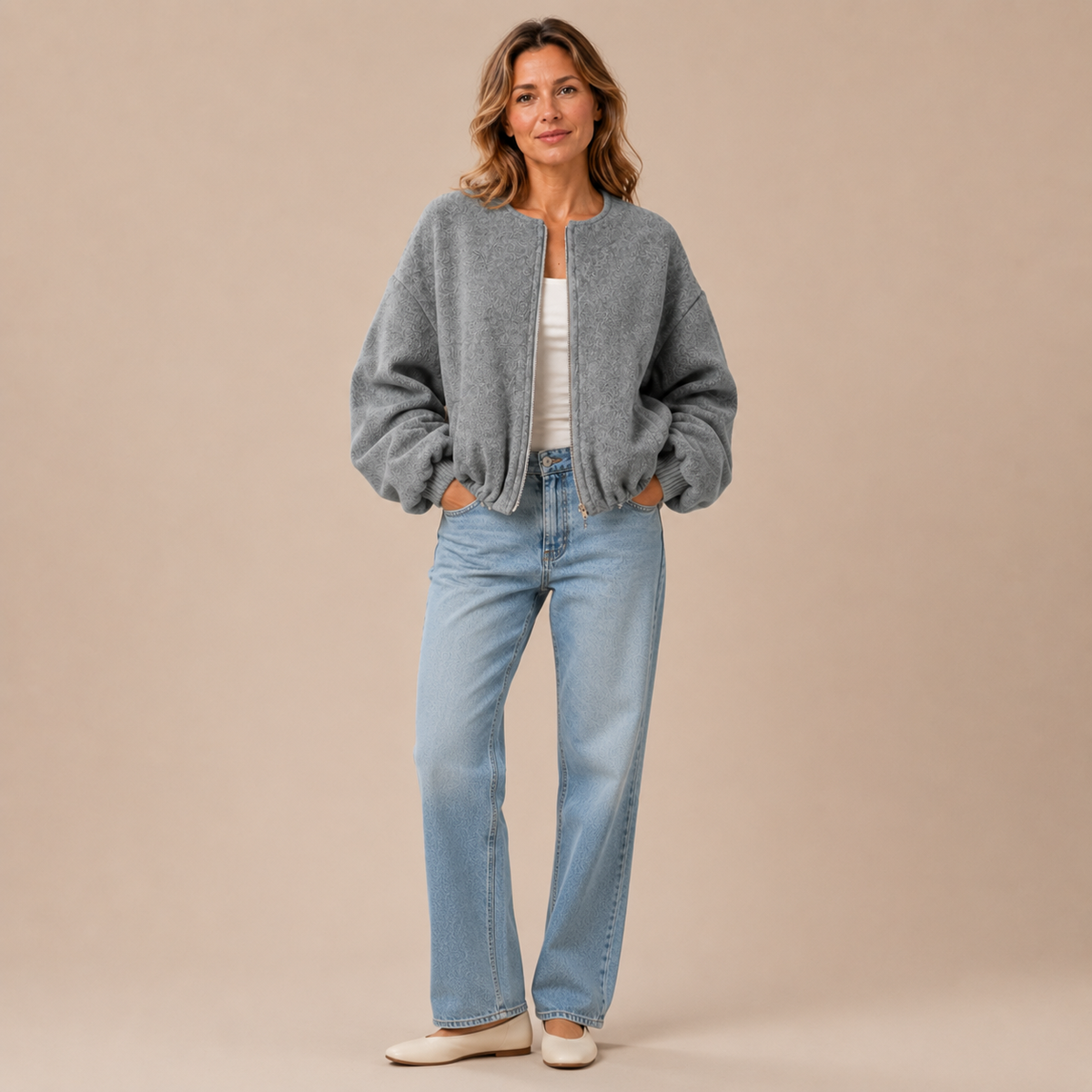 Grijs oversized bomberjack dames in een premium lifestyle setting