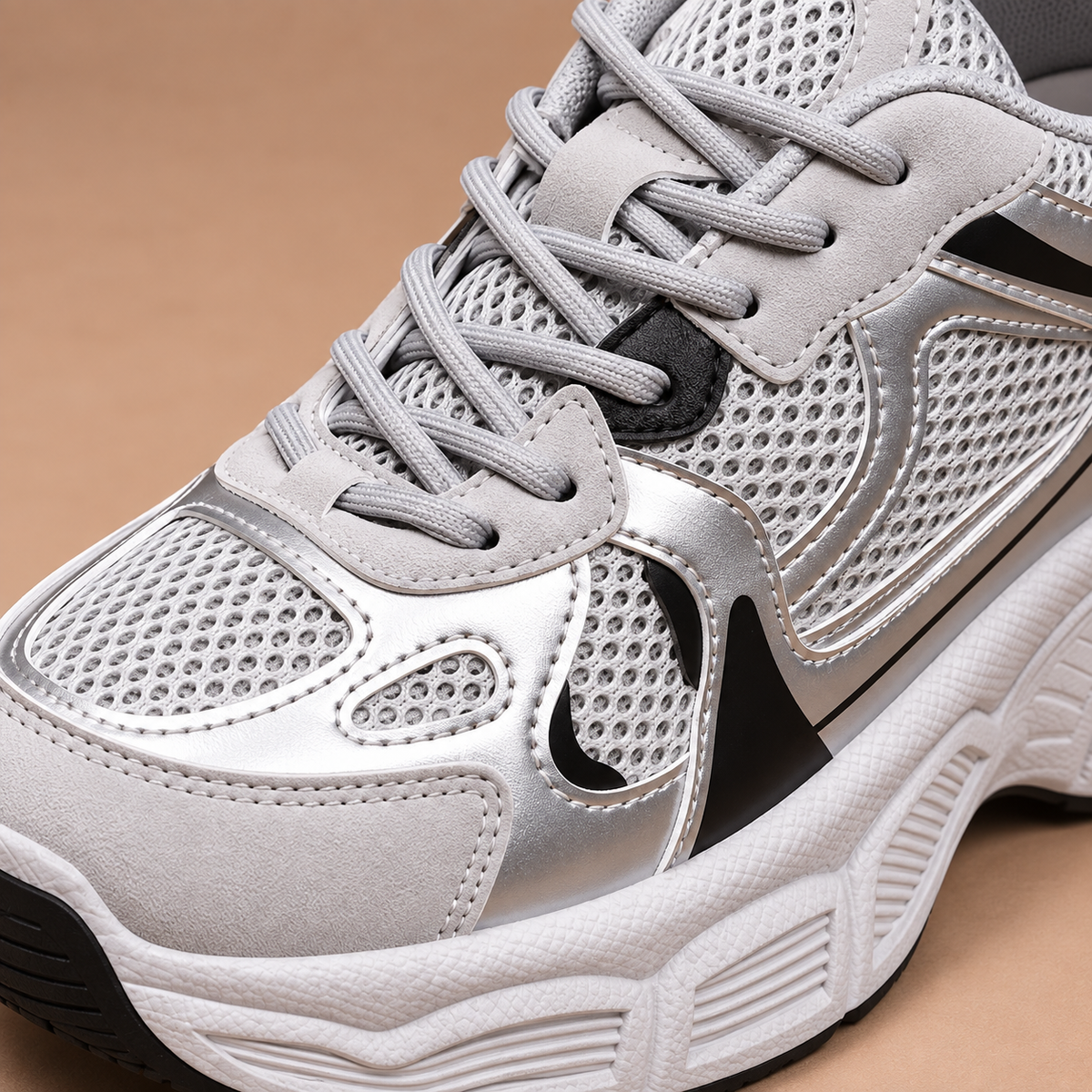 Grijze chunky sneakers voor dames – detail van veters en afwerking