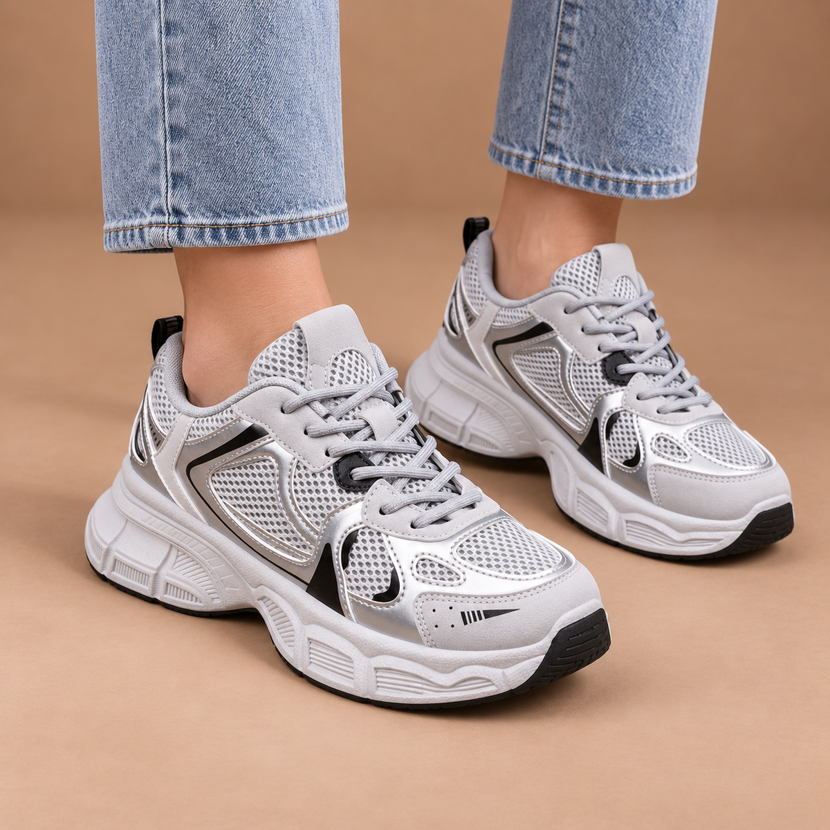 Grijze chunky sneakers voor dames – gedragen vooraanzicht