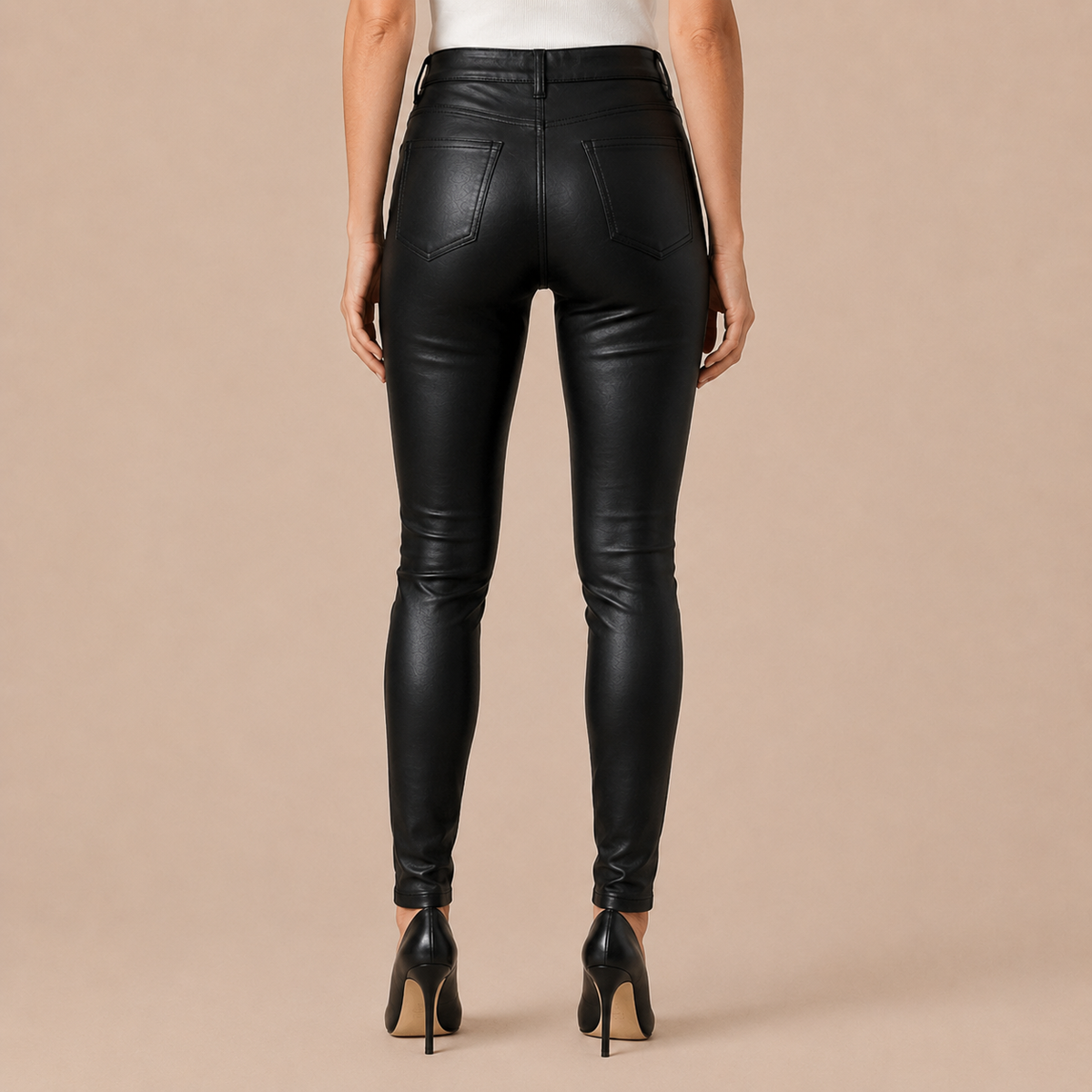 Achteraanzicht van zwarte coated broek dames met skinny fit