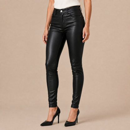 Zwarte coated broek dames vanuit een driekwart hoek