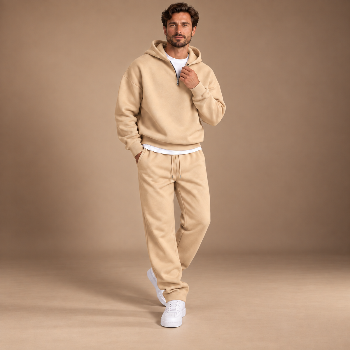 Beige heren trainingspak – studio editorial