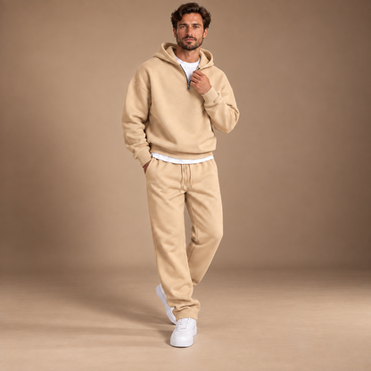 Beige heren trainingspak – studio editorial