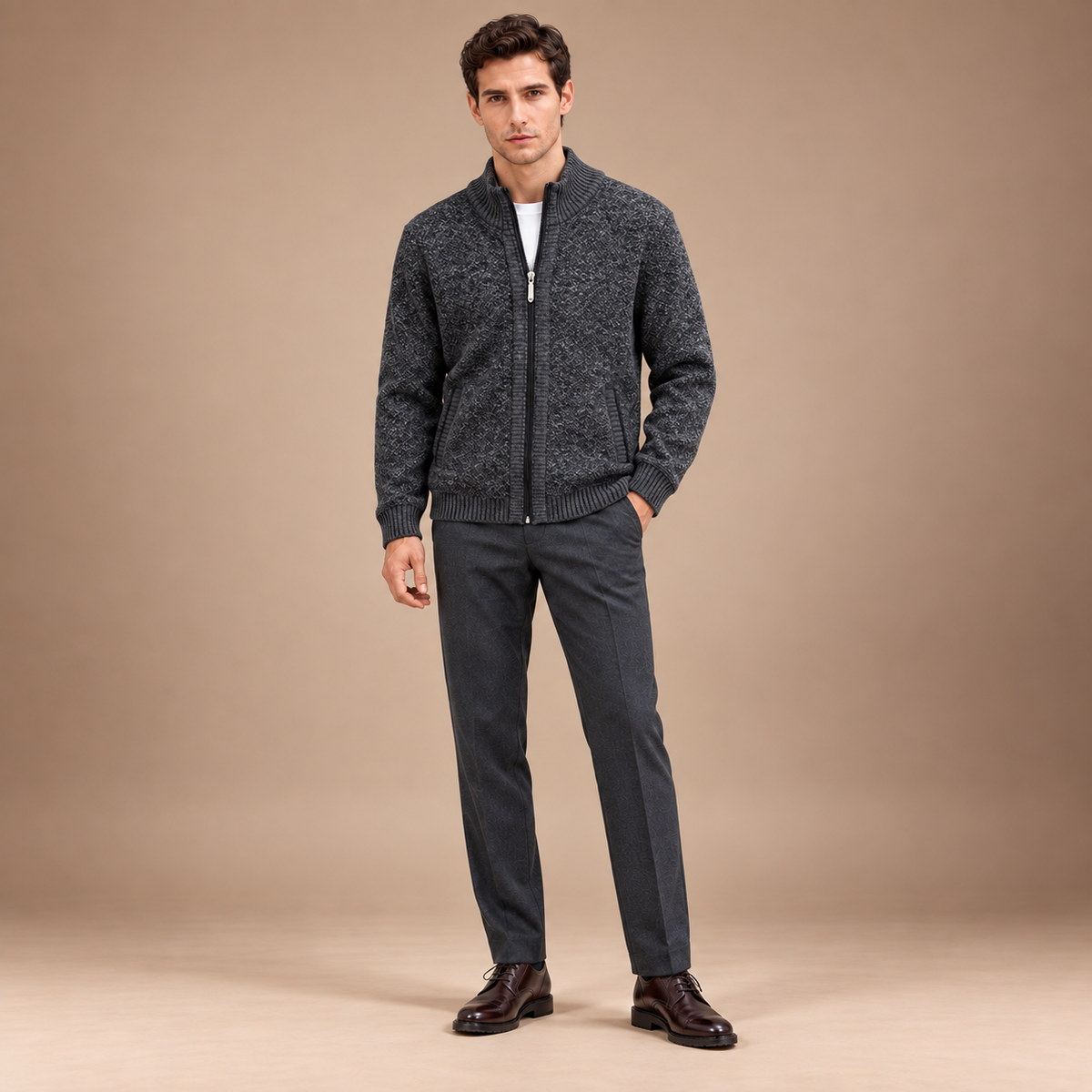 Gebreid vest heren met rits in donkergrijs – volledig outfitbeeld