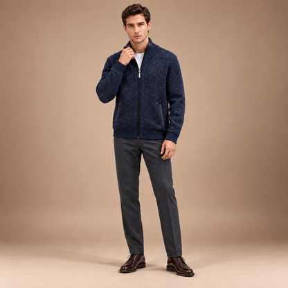 Gebreid vest heren met rits in marineblauw – volledig outfitbeeld