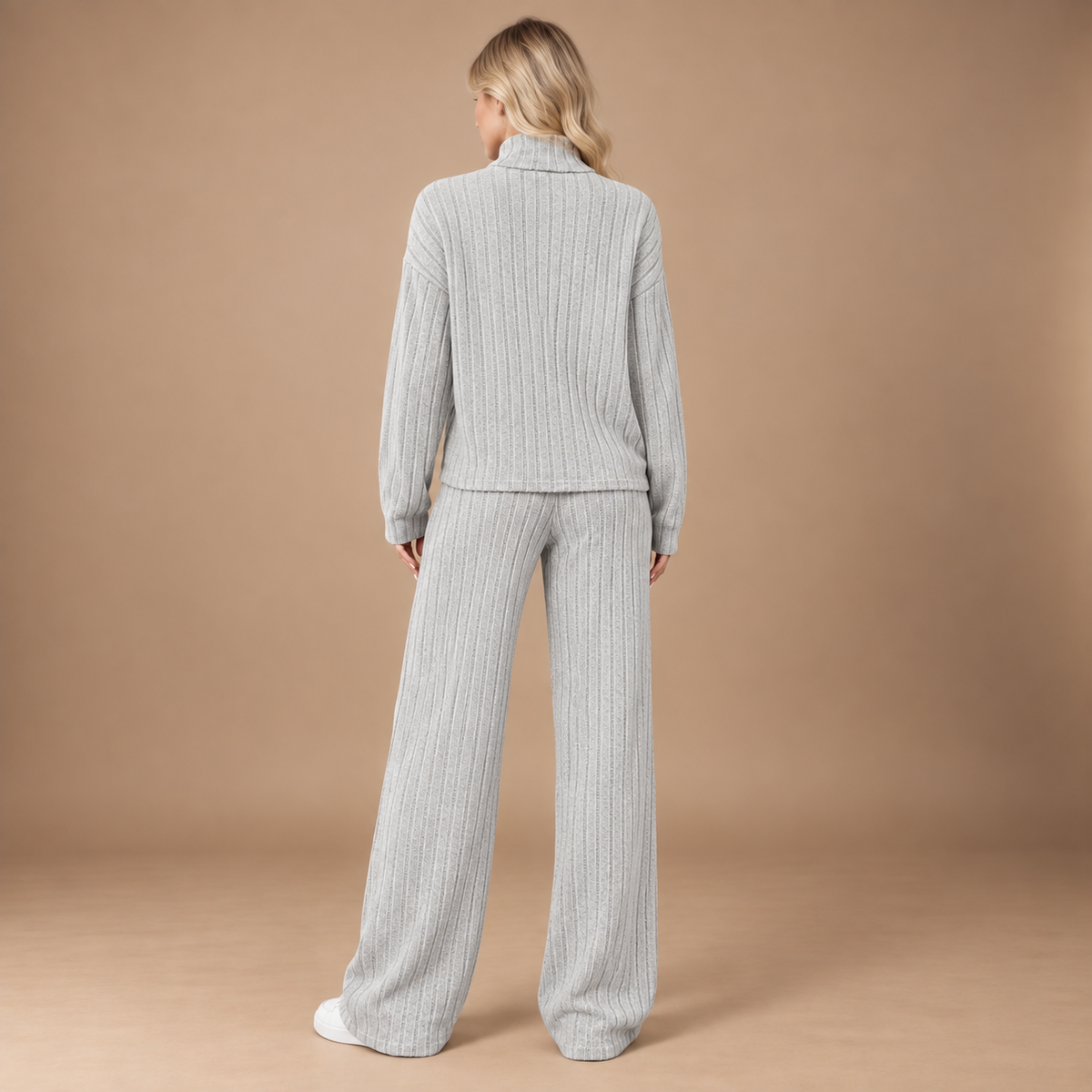 Achteraanzicht gebreide dames set lichtgrijs met coltrui en wide leg broek